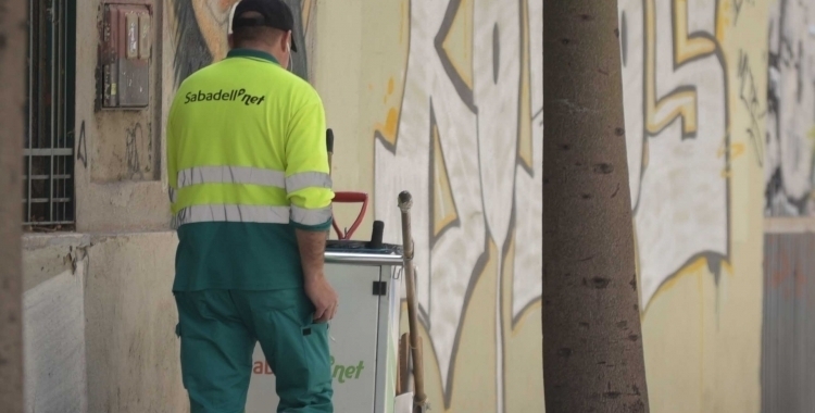 Un treballador d'SMATSA d'esquenes | Roger Benet